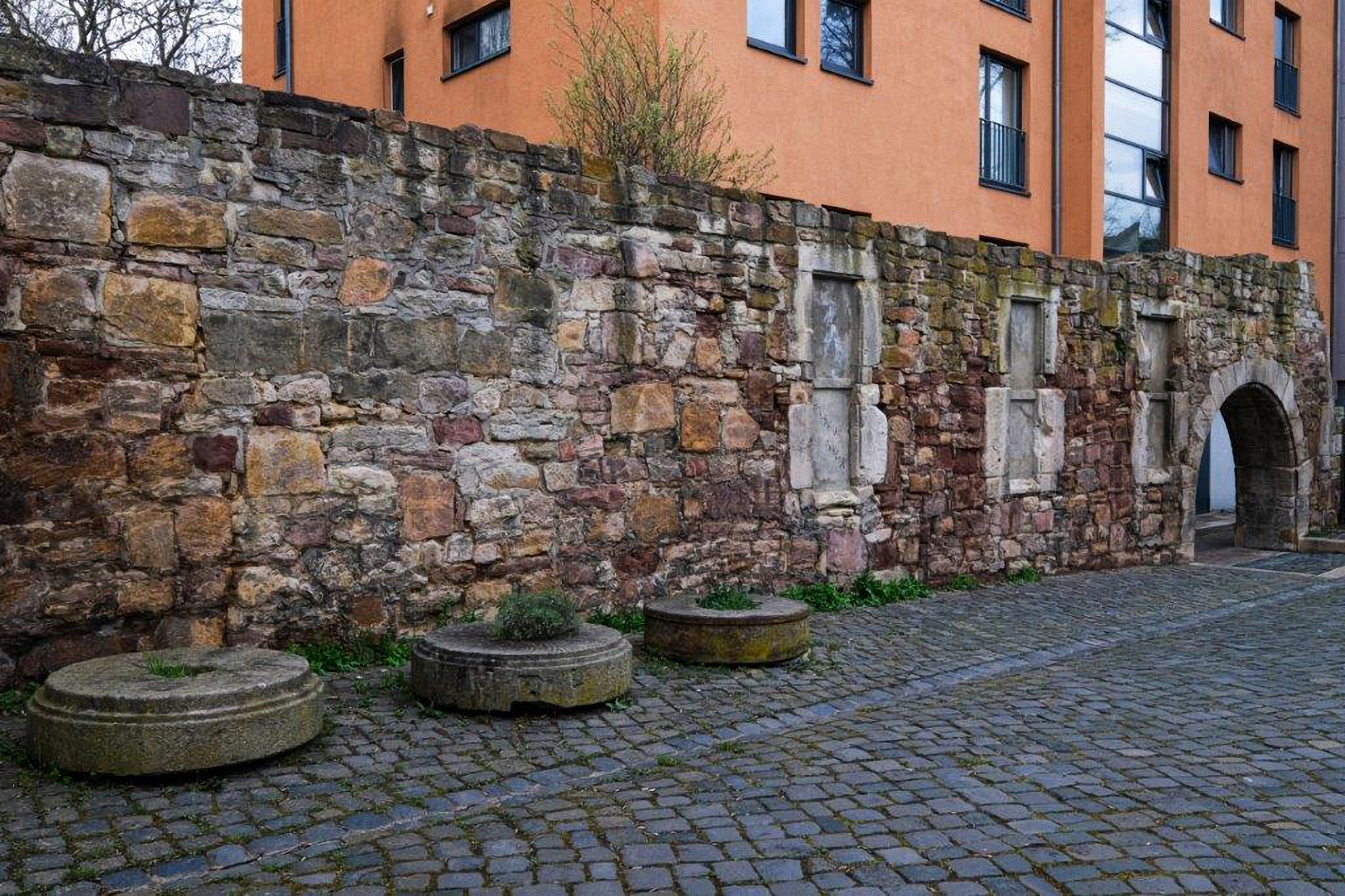 12-Mauerreste der alten Muehle am rechten Fuldaufer (Unterneustadt)